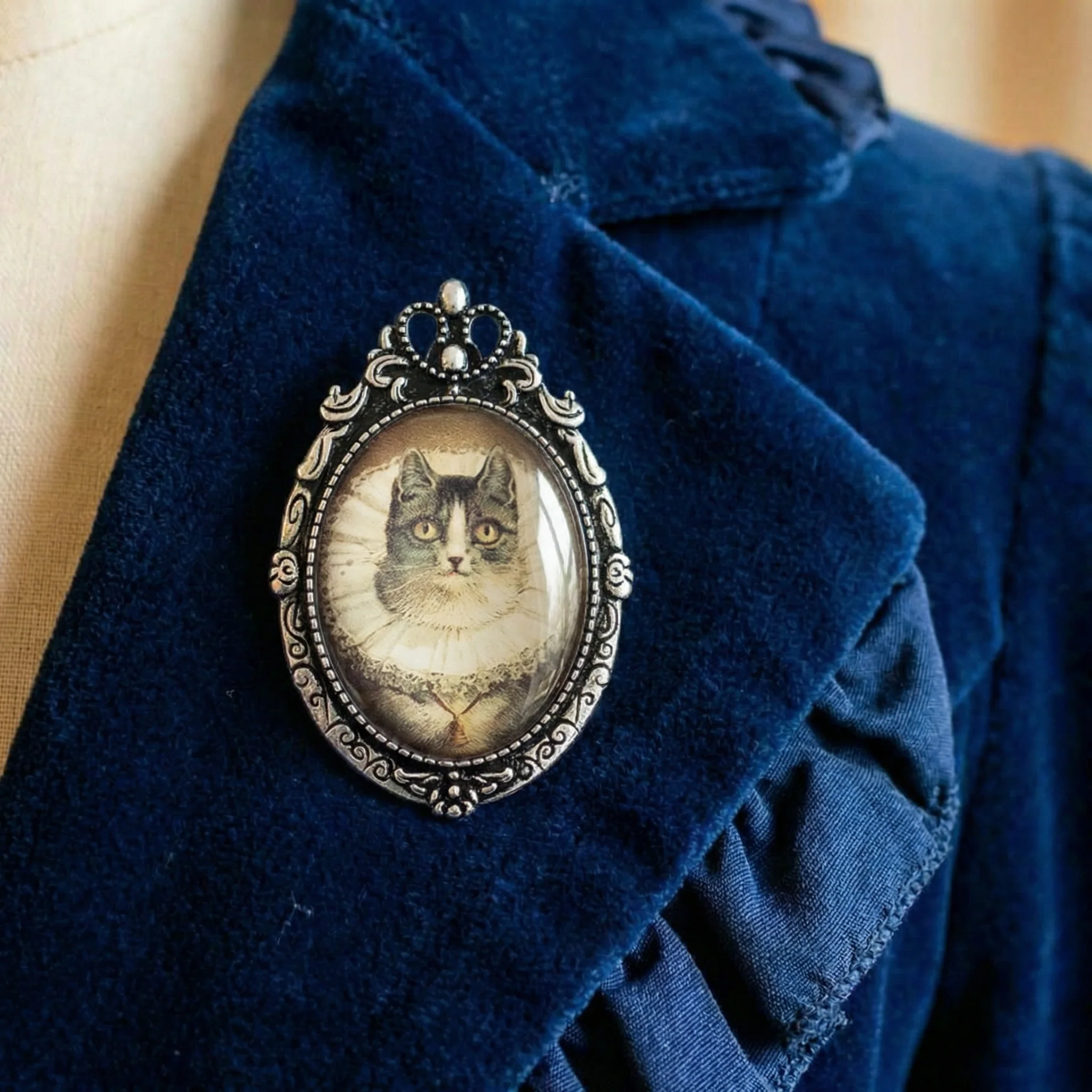 Elizabethan Cat Brooch | Vintage Victorian Cat Portrait Glass Cabochon Pin - Image 2