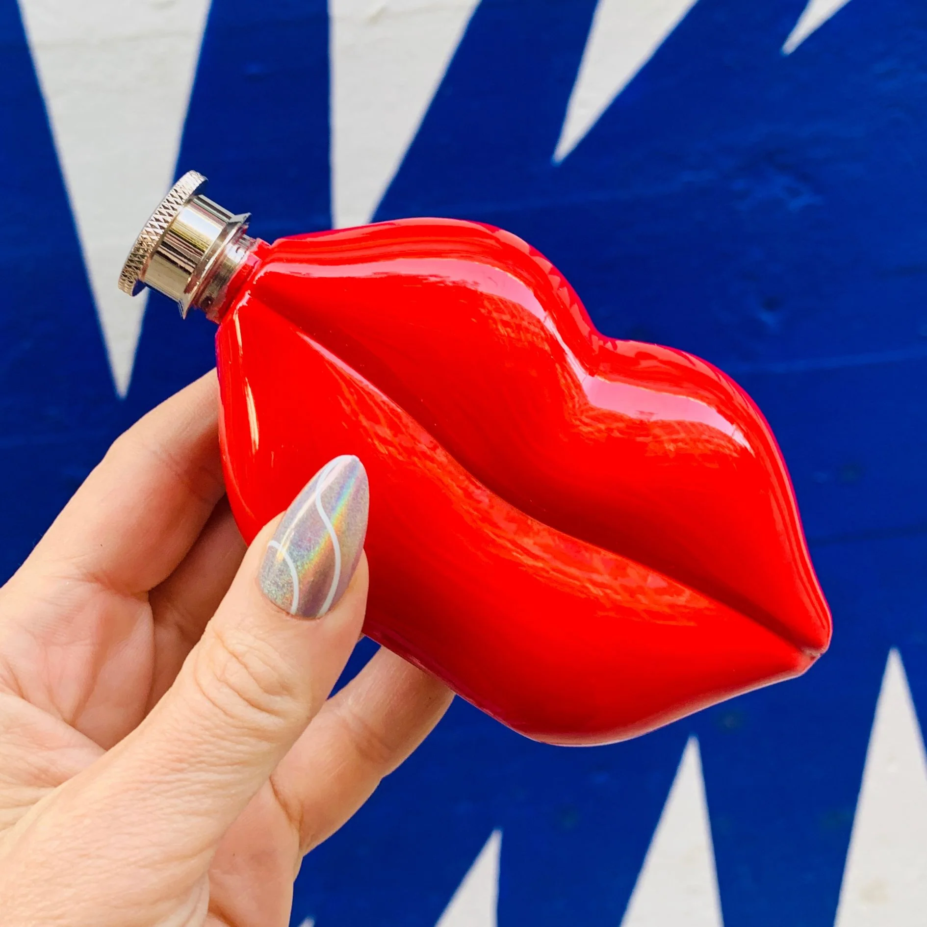 Hot Lips Flask - Image 2