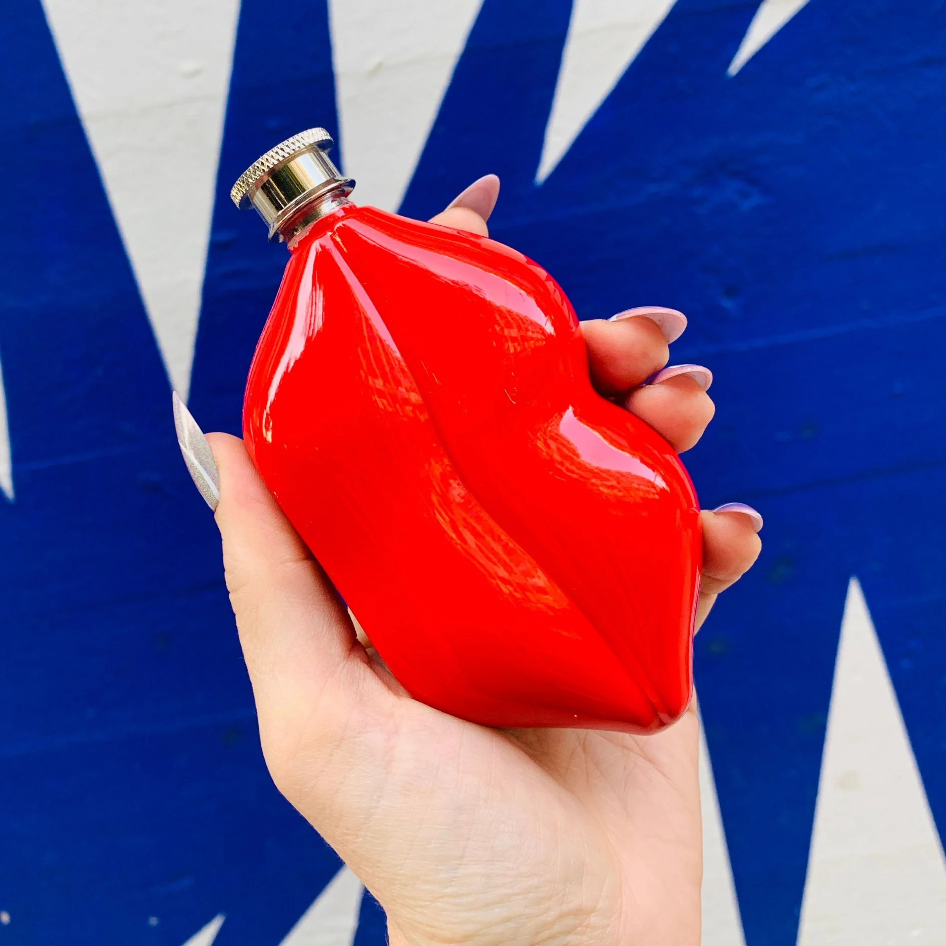 Hot Lips Flask - Image 3