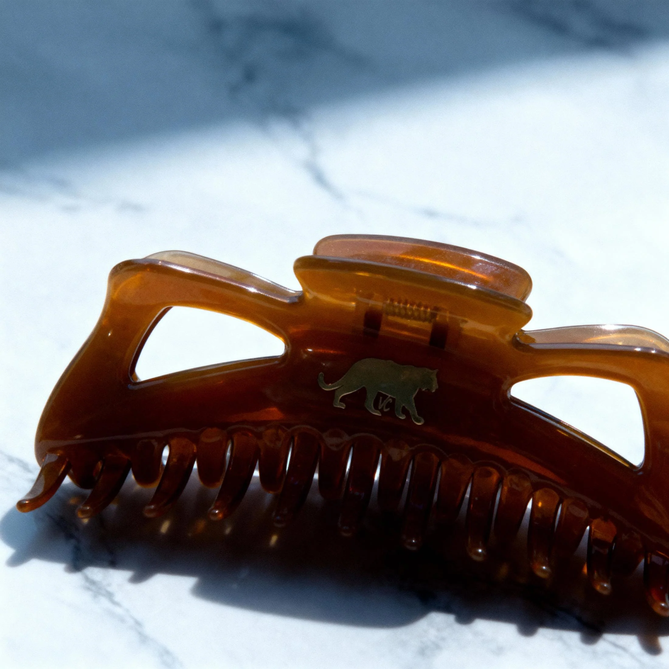 Giant Caramel Megabow Hair Claw for Long, Thick Hair | Velvet Claws Panther Icon in Gold Foil - Image 14