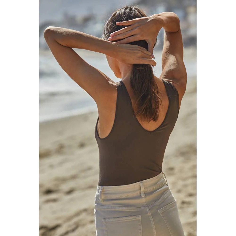 Buttery Soft Seamless Reversible Tank Top in Fudge, Burnt Taupe and White [Sizes S-L] - Image 12