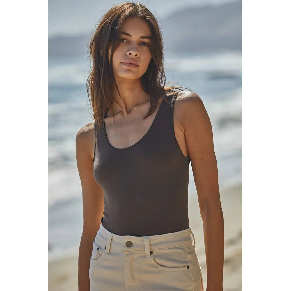 Buttery Soft Seamless Reversible Tank Top in Fudge, Burnt Taupe and White [Sizes S-L] - Image 13