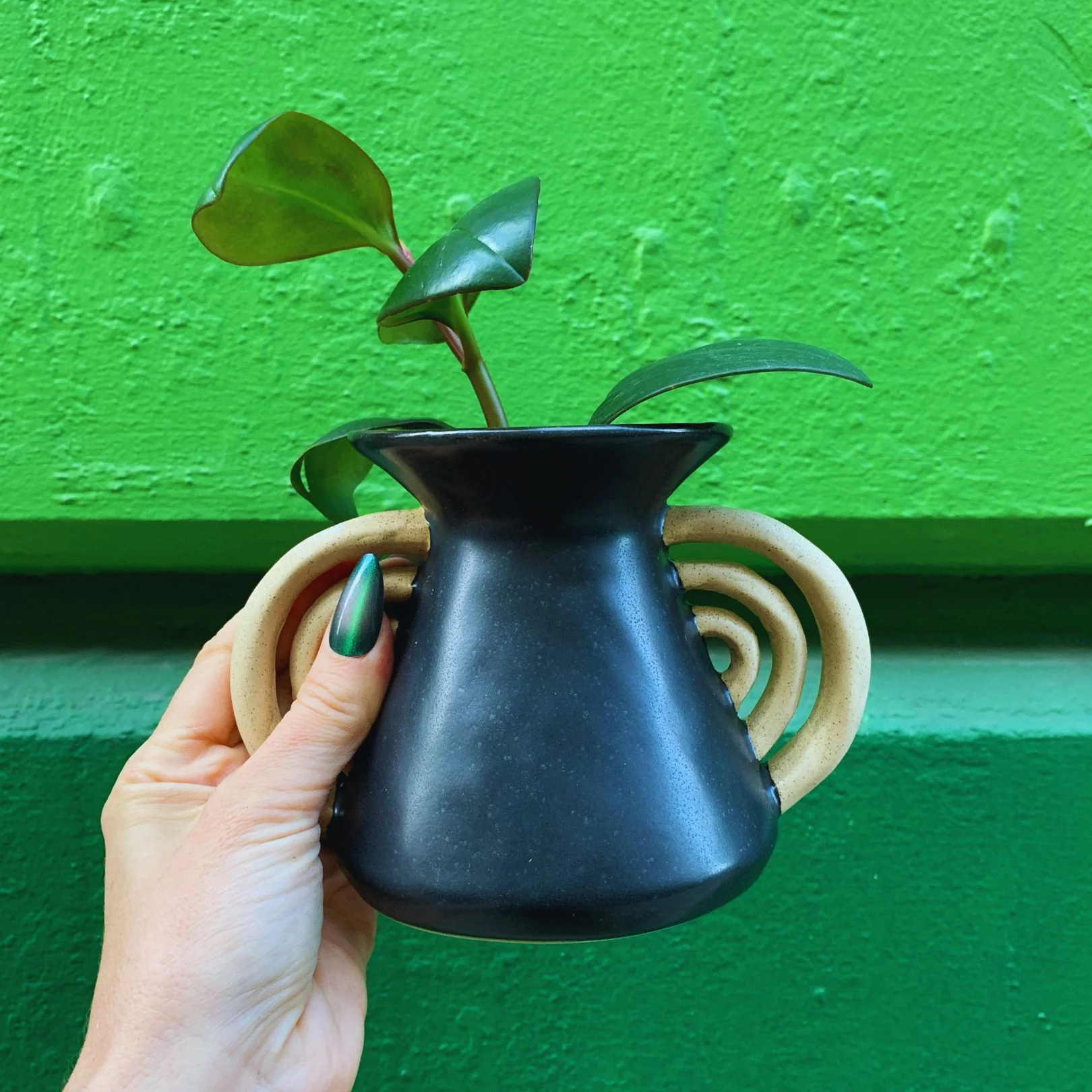 Triomphe Handle Vase | Minimalist Black and Gold | 4.5" Tall - Image 8