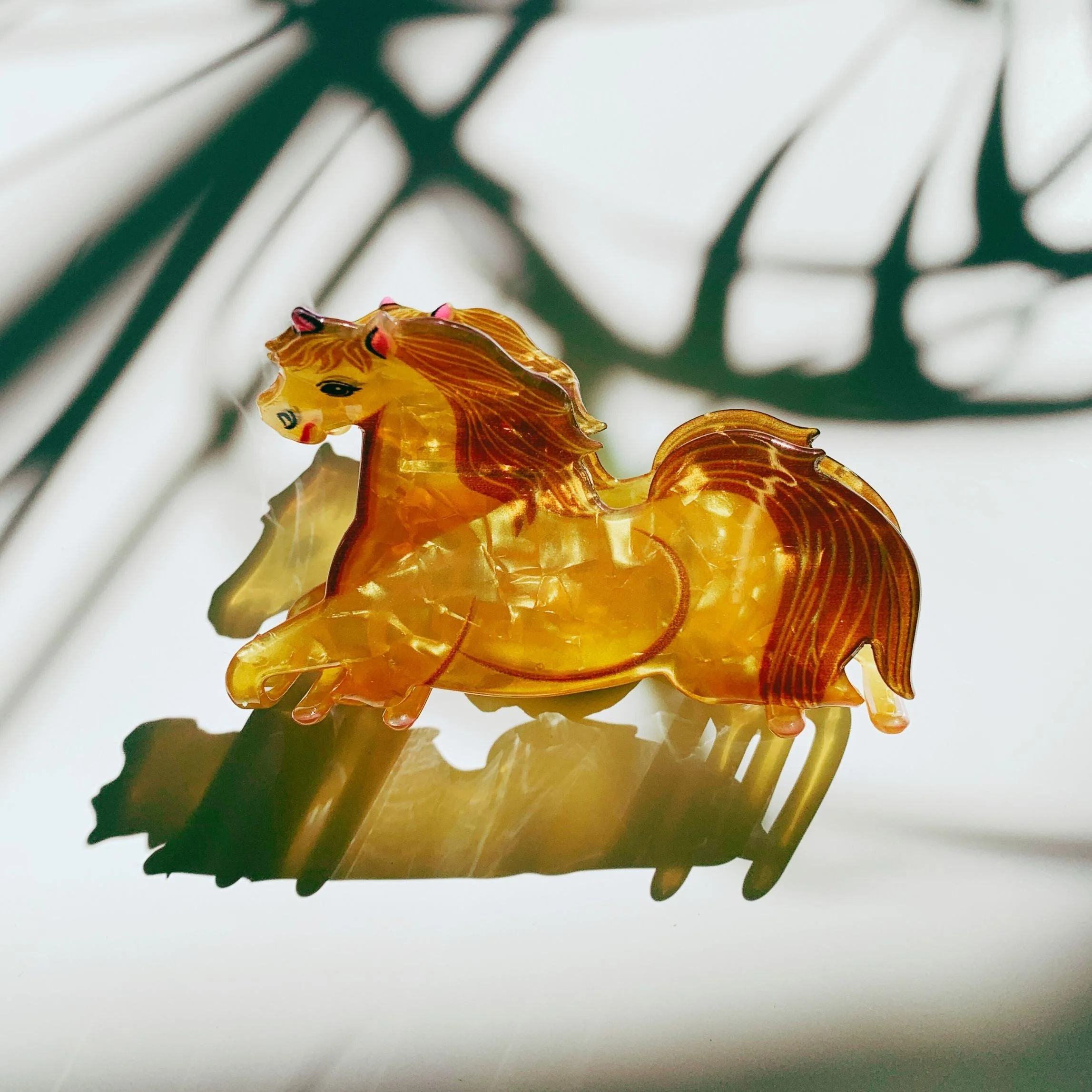 Velvet Claws Golden Horse Hair Claw - Image 3
