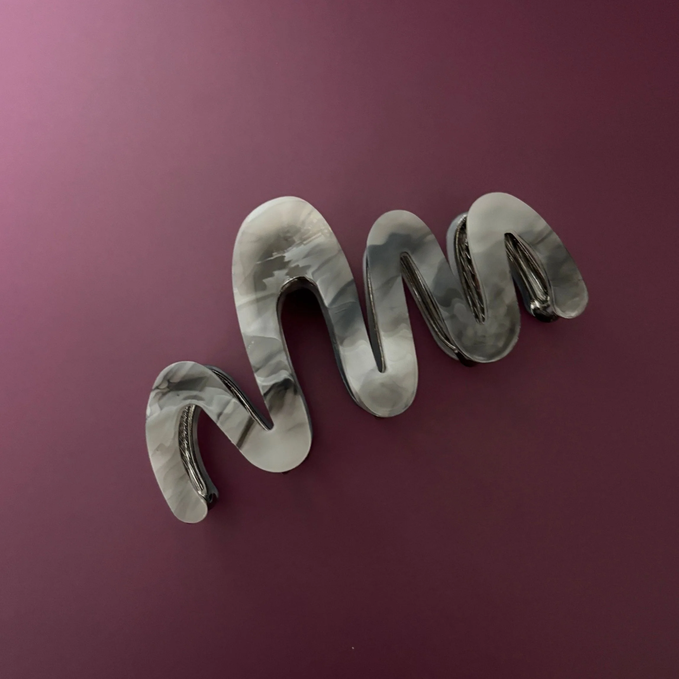 Velvet Claws Hair Clip | '80s Squiggle in Professional Marble - Image 4
