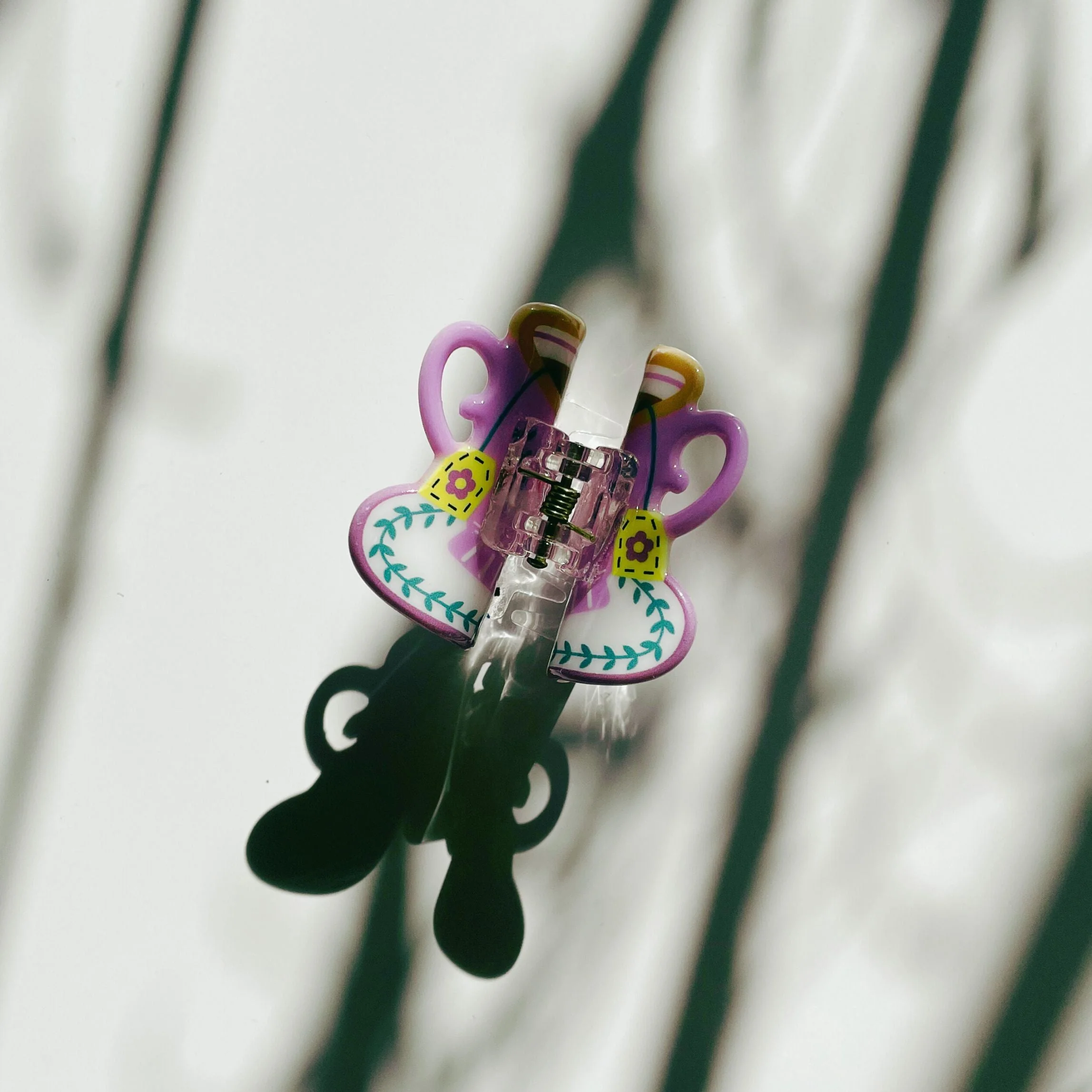 Velvet Claws Lilac Tea Cup with Flowers Hair Claw - Image 3