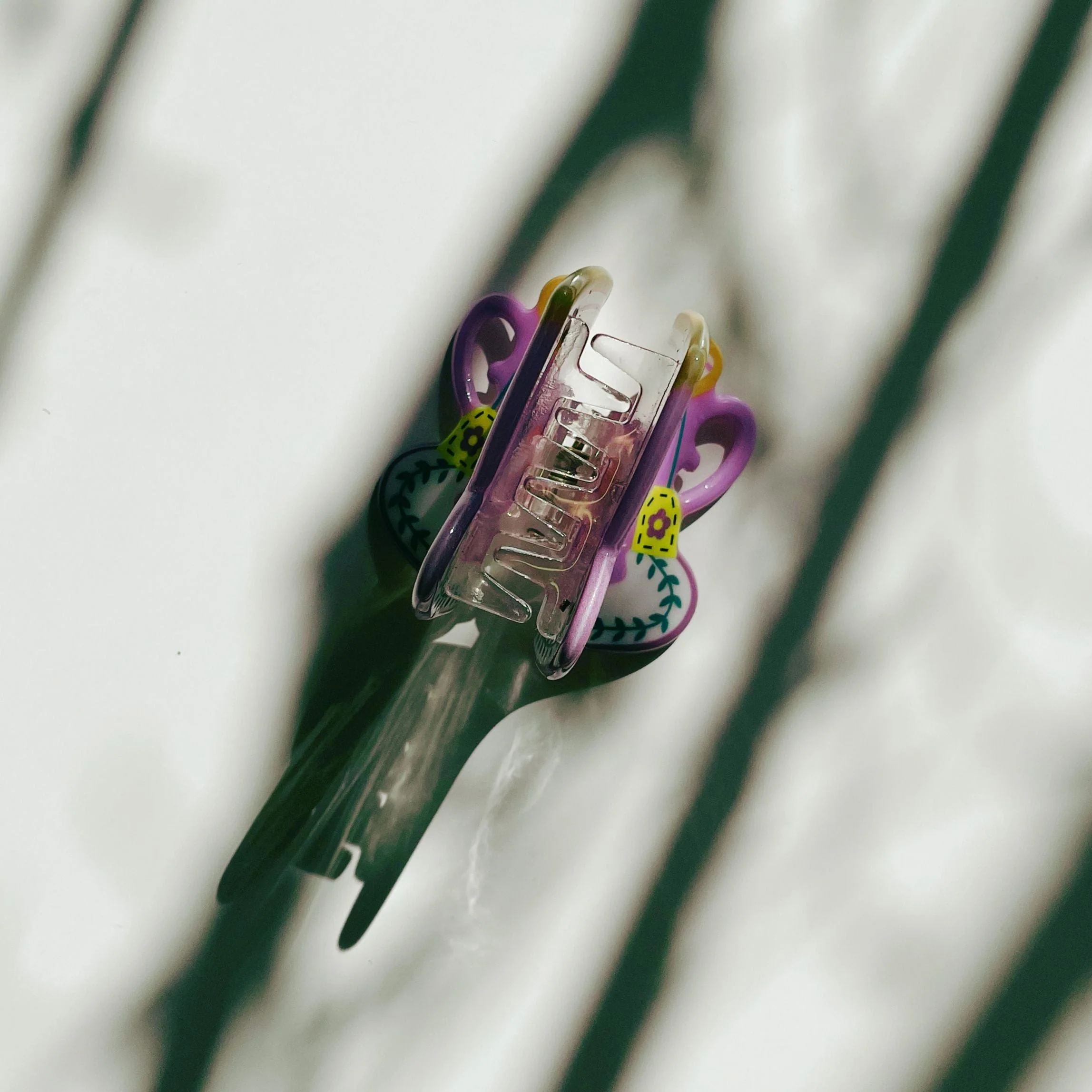 Velvet Claws Lilac Tea Cup with Flowers Hair Claw - Image 4