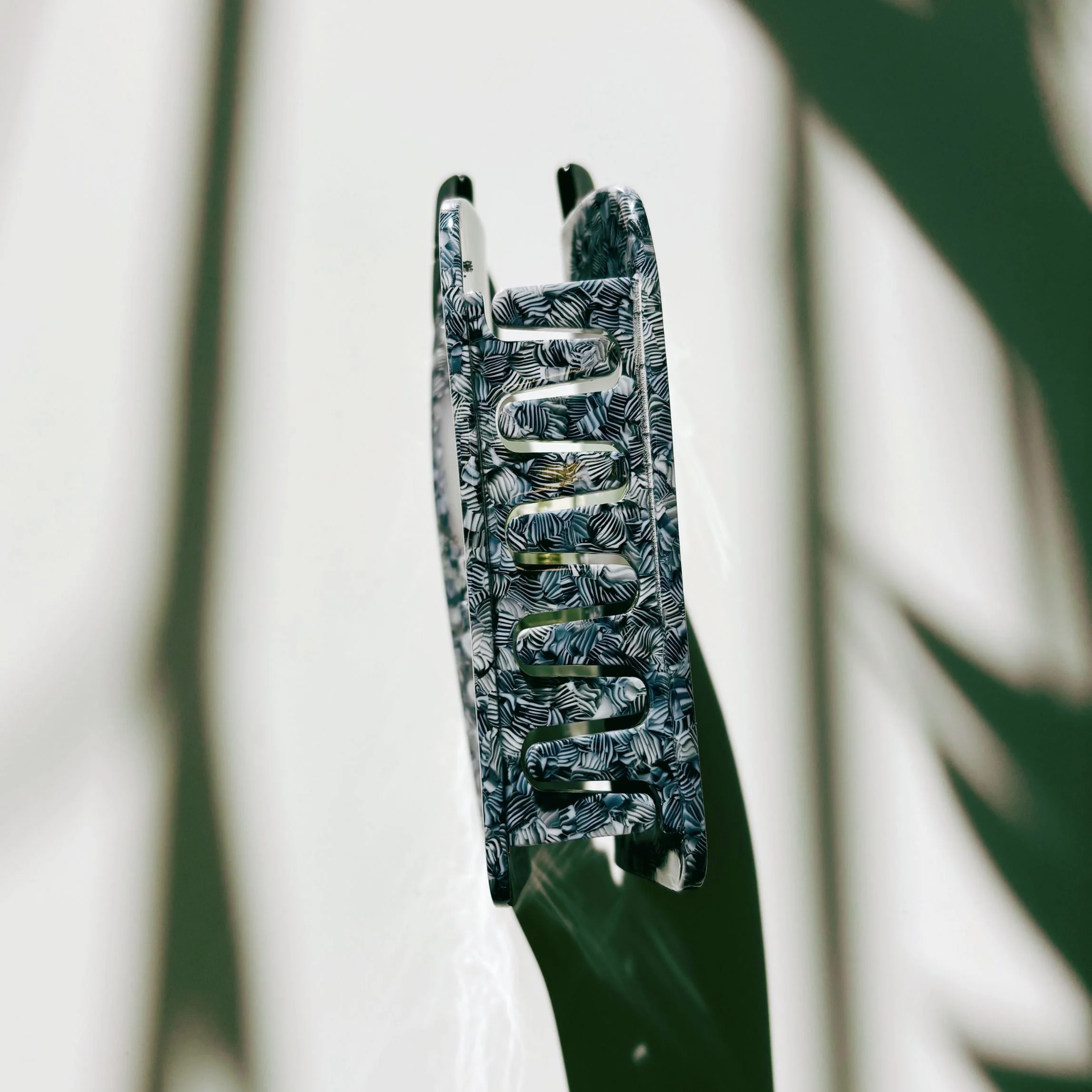 Velvet Claws Millennial Cellphone Hair Clip - Image 4