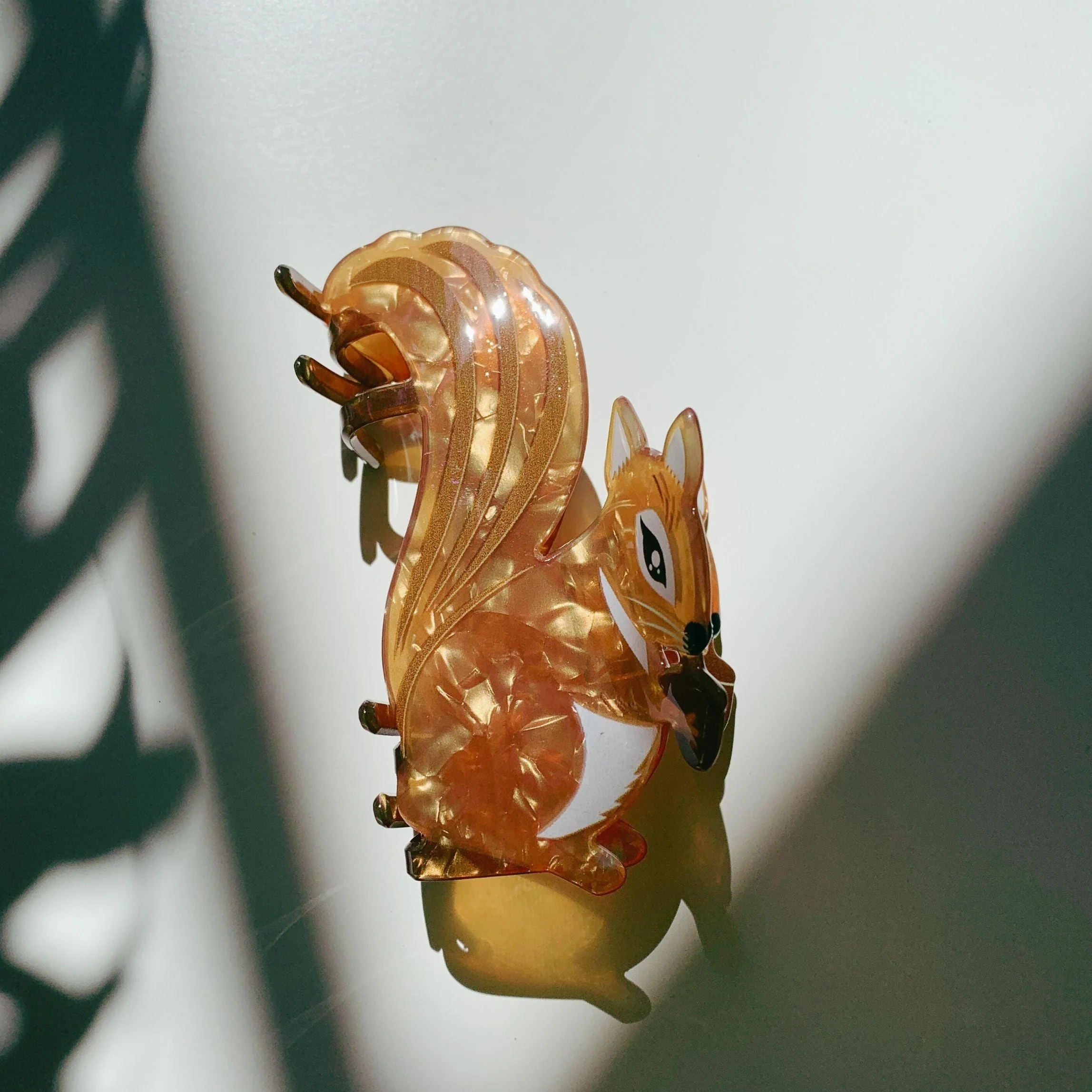 Velvet Claws Squirrel Holding Acorn Hair Claw - Image 7