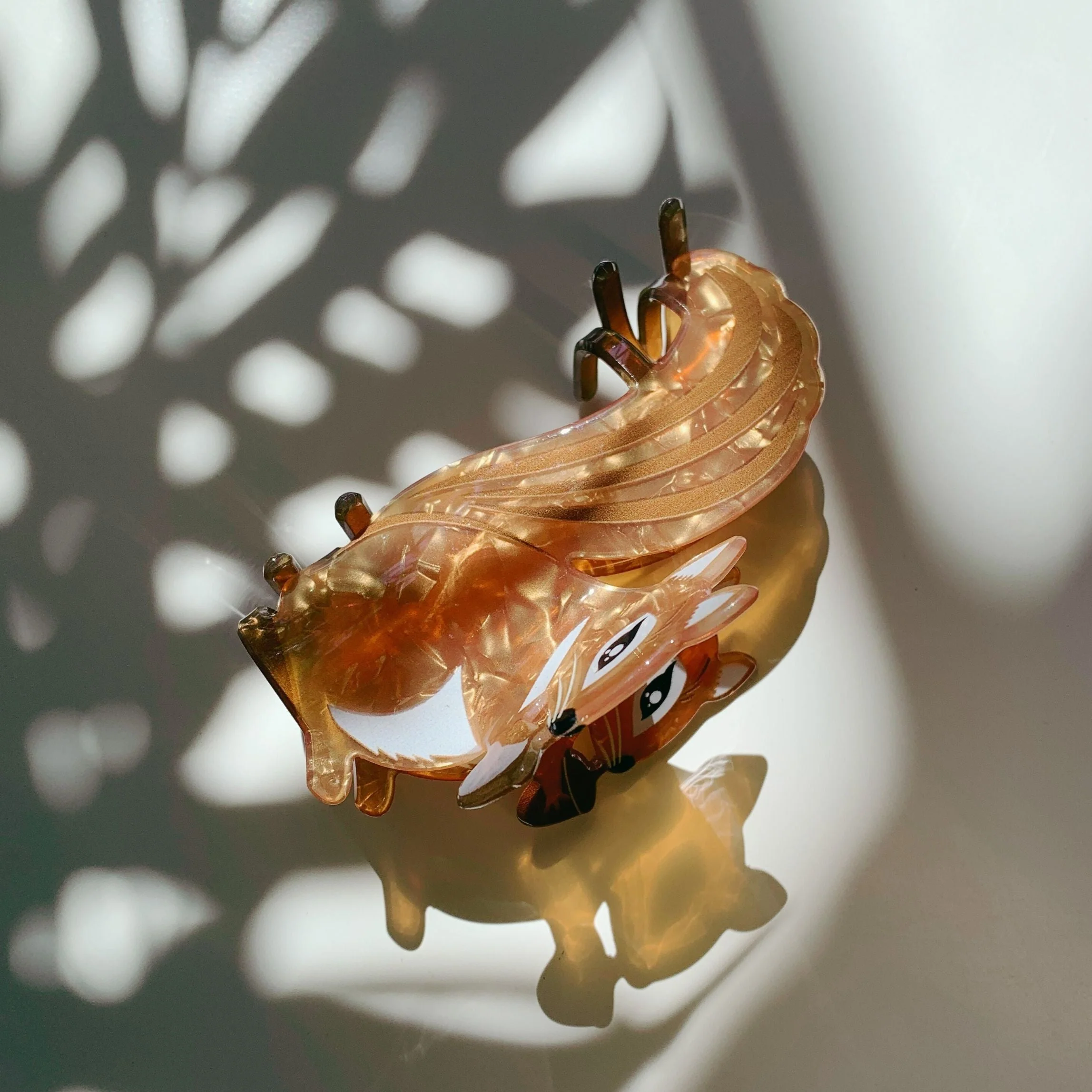 Velvet Claws Squirrel Holding Acorn Hair Claw - Image 8