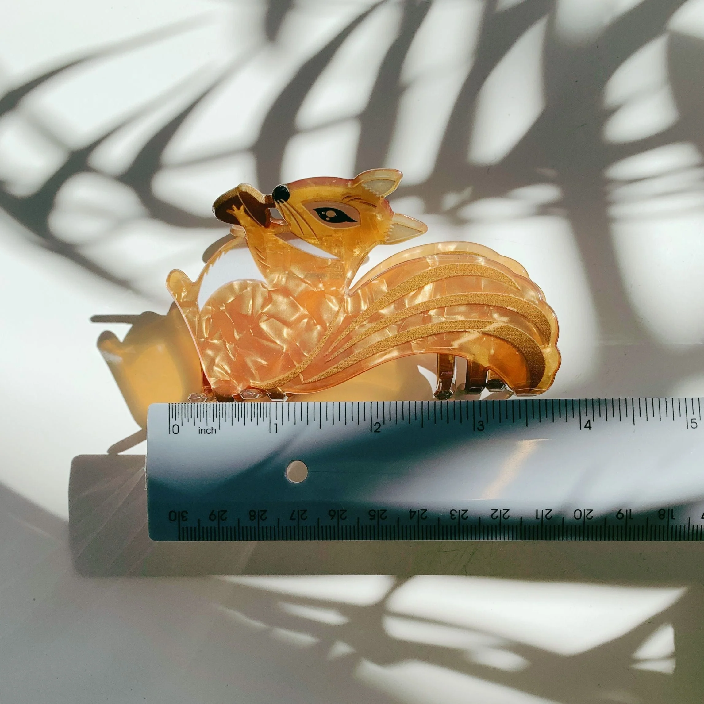 Velvet Claws Squirrel Holding Acorn Hair Claw - Image 9